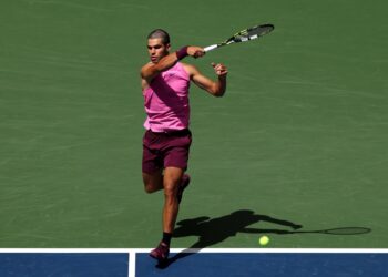 CARLOS ALCARAZ AVANZA EN EL US OPEN TRAS SUSTO EN SU RODILLA