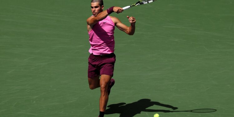 CARLOS ALCARAZ AVANZA EN EL US OPEN TRAS SUSTO EN SU RODILLA