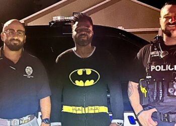 HOMBRE CON PIJAMA DE BATMAN AYUDA A POLICÍA A DETENER A PRESUNTO LADRÓN EN FLORIDA