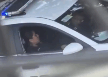 PROTEGER Y… CAPTAN A POLICÍAS REALIZANDO ACTOS SEXUALES EN PATRULLA