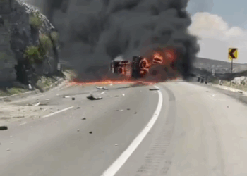 TRÁILER EN CONTRA CAUSA CHOQUE EN CARRETERA A SALTILLO; CHOFER HUE TRAS PROVOCAR VOLCADURA E INCENDIO