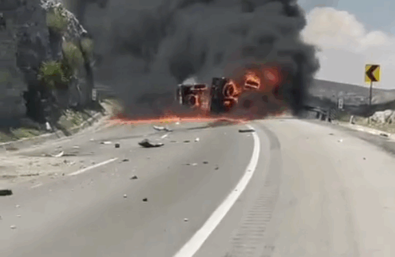 TRÁILER EN CONTRA CAUSA CHOQUE EN CARRETERA A SALTILLO; CHOFER HUE TRAS PROVOCAR VOLCADURA E INCENDIO 1 TRÁILER EN CONTRA CAUSA CHOQUE EN CARRETERA A SALTILLO; CHOFER HUE TRAS PROVOCAR VOLCADURA E INCENDIO
