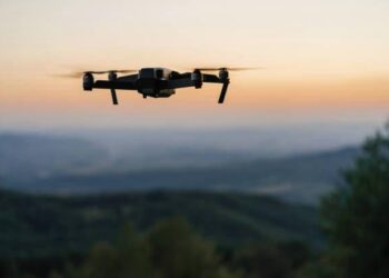 SENADORES DENUNCIAN USO DE DRONES DEL DHS PARA VIGILAR PROTESTAS EN LOS ÁNGELES