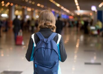 PADRES ABANDONAN A SU HIJO EN AEROPUERTO DE ESPAÑA POR PASAPORTE VENCIDO