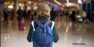 PADRES ABANDONAN A SU HIJO EN AEROPUERTO DE ESPAÑA POR PASAPORTE VENCIDO