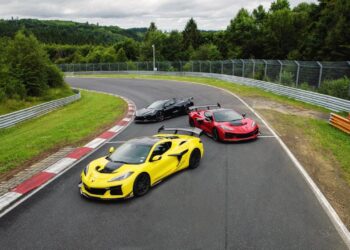 CHEVROLET IMPONE NUEVO RÉCORD EN NÜRBURGRING CON TRES CORVETTES CONDUCIDOS POR SUS INGENIEROS