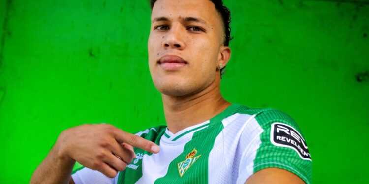 NELSON DEOSSA ES ANUNCIADO POR EL BETIS CON VIDEO INSPIRADO EN LA ‘KISS CAM’ DE COLDPLAY