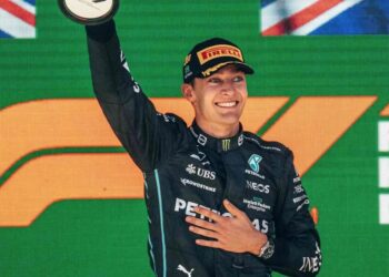 GEORGE RUSSELL POSTERGA SU RENOVACIÓN CON MERCEDES HASTA DESPUÉS DEL VERANO