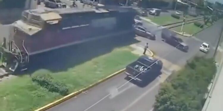 LOCOMOTORA SIN CONTROL MATA A 6 Y HIERE A 2; SE DESACOPLA MÁQUINA DE CONVOY Y DEJA TRAGEDIA A SU PASO.