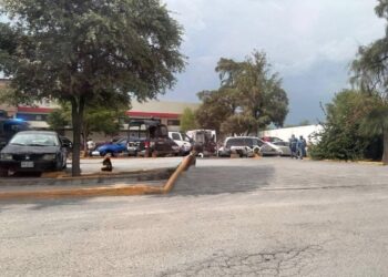 OOOTRA VEZ LINARES; BALEAN A FUNCIONARIO AFUERA DE TIENDA; REPORTAN GRAVE A RUBÉN DORIA.