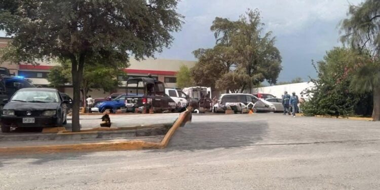 OOOTRA VEZ LINARES; BALEAN A FUNCIONARIO AFUERA DE TIENDA; REPORTAN GRAVE A RUBÉN DORIA.