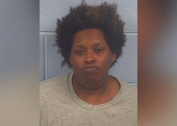 ARRESTAN A MUJER EN ALABAMA POR MUERTE DE SU HIJA HALLADA EN CARROZA FÚNEBRE