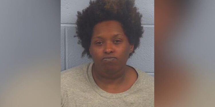 ARRESTAN A MUJER EN ALABAMA POR MUERTE DE SU HIJA HALLADA EN CARROZA FÚNEBRE 1 ARRESTAN A MUJER EN ALABAMA POR MUERTE DE SU HIJA HALLADA EN CARROZA FÚNEBRE