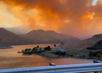 INCENDIO KING ARRASA 490 ACRES Y OBLIGA A EVACUACIONES EN EL NORTE DE LOS ÁNGELES