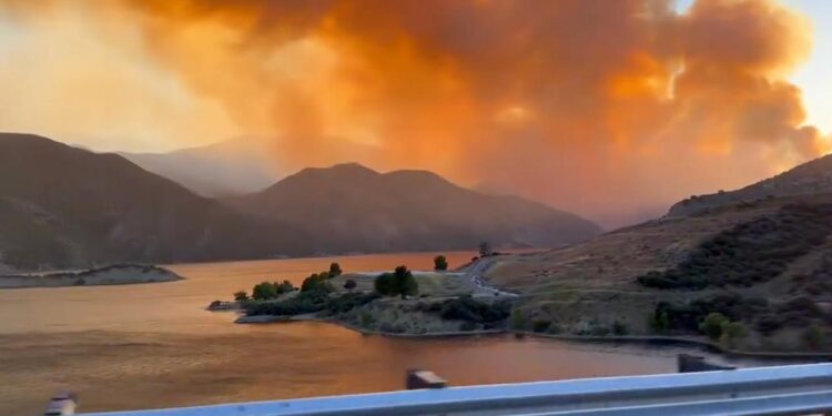 INCENDIO KING ARRASA 490 ACRES Y OBLIGA A EVACUACIONES EN EL NORTE DE LOS ÁNGELES 1 INCENDIO KING ARRASA 490 ACRES Y OBLIGA A EVACUACIONES EN EL NORTE DE LOS ÁNGELES