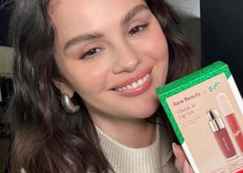 SELENA GOMEZ LANZA COLABORACIÓN DE MAQUILLAJE CON TAJÍN