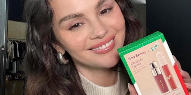SELENA GOMEZ LANZA COLABORACIÓN DE MAQUILLAJE CON TAJÍN