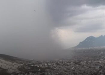 ASÍ SE VE LA TORMENTA EN MONTERREY; COMPARTE PCNL IMÁGENES DE LA CORTINA DE LLUVIA EN LA CIUDAD.