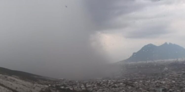 ASÍ SE VE LA TORMENTA EN MONTERREY; COMPARTE PCNL IMÁGENES DE LA CORTINA DE LLUVIA EN LA CIUDAD.