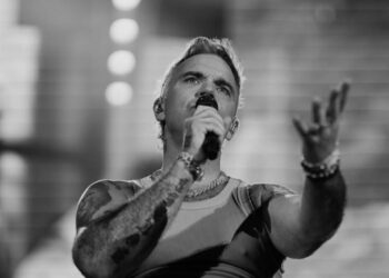 ROBBIE WILLIAMS ENFRENTA DEMANDA POR AUTORÍA DE LA CANCIÓN ANGELS; MÚSICO IRLANDÉS RECLAMA COAUTORÍA Y GANANCIAS DEL ÉXITO