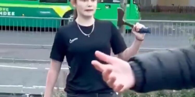 NIÑA BRITÁNICA DETENIDA TRAS DEFENDER A SU HERMANA CON MACHETES Y HACHAS 1 NIÑA BRITÁNICA DETENIDA TRAS DEFENDER A SU HERMANA CON MACHETES Y HACHAS