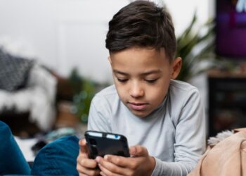 POSEER UN SMARTPHONE ANTES DE LOS 13 AÑOS AFECTA LA SALUD MENTAL SEGÚN ESTUDIO GLOBAL