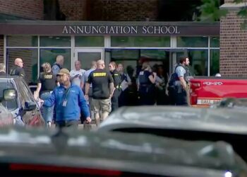 MUEREN 2 NIÑOS DURANTE TIROTEO EN ESCUELA CATÓLICA DE MINNEAPOLIS EN EU; HAY 17 HERIDOS.