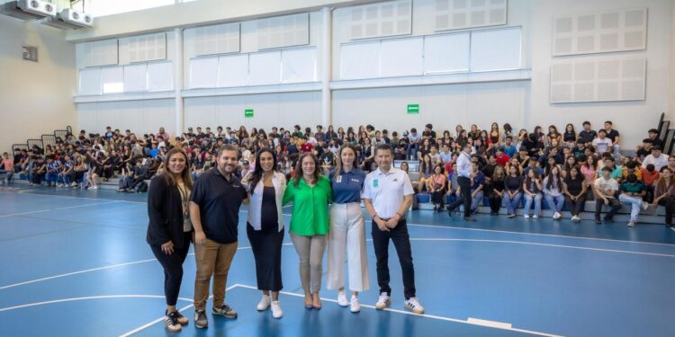 PRESENTA ALE MORALES PROGRAMA DE VOLUNTARIOS DEL MUNDIAL EN TEC MILENIO SAN NICOLÁS