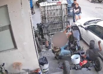 LA SICARIA DE ESCOBEDO; JOVEN FINGE PEDIR AYUDA Y EJECUTA A MECÁNICO MIENTRAS ACOMPAÑANTE GRABA EL CRIMEN.