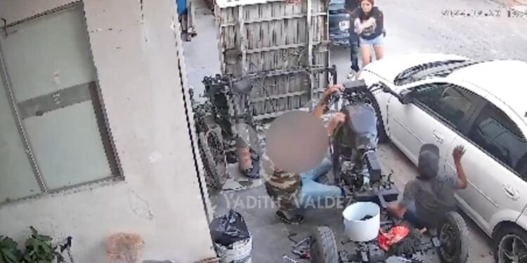 LA SICARIA DE ESCOBEDO; JOVEN FINGE PEDIR AYUDA Y EJECUTA A MECÁNICO MIENTRAS ACOMPAÑANTE GRABA EL CRIMEN. 1 LA SICARIA DE ESCOBEDO; JOVEN FINGE PEDIR AYUDA Y EJECUTA A MECÁNICO MIENTRAS ACOMPAÑANTE GRABA EL CRIMEN.