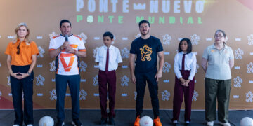 INAUGURAN SAMUEL Y RAÚL CANTÚ CANCHA SINTÉTICA EN SALINAS VICTORIA; ENTREGA GOBERNADOR INSTALACIÓN 170 DE UN TOTAL DE 300 EN TODO EL ESTADO