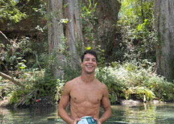 FESTEJA OLIVER TORRES TRIUNFO DE RAYADOS ¡EN EL RÍO RAMOS!