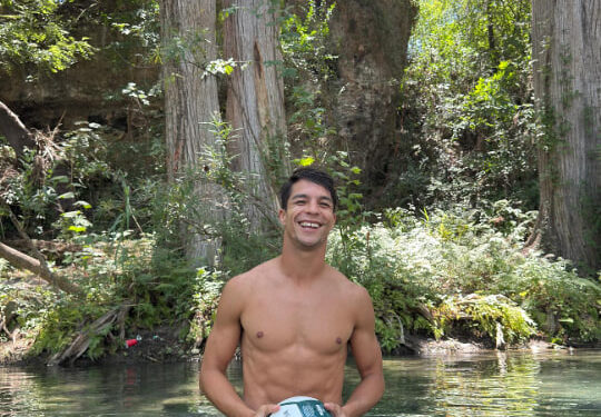 FESTEJA OLIVER TORRES TRIUNFO DE RAYADOS ¡EN EL RÍO RAMOS!