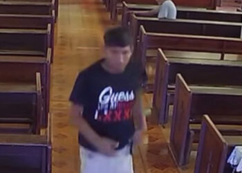 ROBA JOVEN CELULAR A ADULTO MAYOR ¡EN LA IGLESIA!; ARREBATA LADRÓN DISPOSITIVO A FELIGRÉS EN MONTERREY