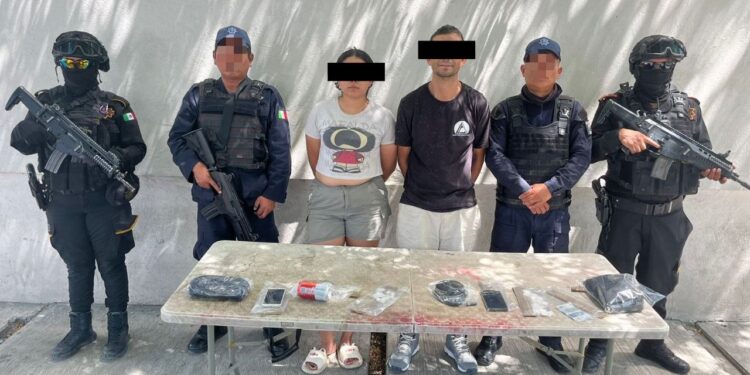 ROBA GASOLINERA EN EL CARMEN Y LO DETIENEN CON SU PAREJA