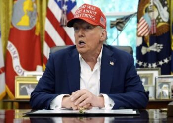 CUMPLE TRUMP AMENAZA DE DEPORTACIONES MASIVAS; REBASAN 1500 DIARIAS