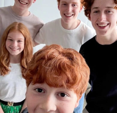 NUEVAS IMÁGENES DEL RODAJE DE HARRY POTTER REVELAN A LOS WEASLEY CERCA DE CONOCER A HARRY 1 NUEVAS IMÁGENES DEL RODAJE DE HARRY POTTER REVELAN A LOS WEASLEY CERCA DE CONOCER A HARRY