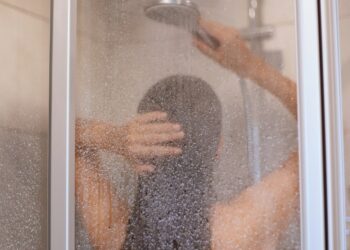 DUCHA MATUTINA O NOCTURNA: EL ETERNO DEBATE DE LA HIGIENE PERSONAL