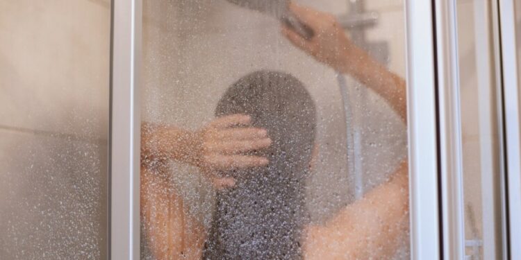 DUCHA MATUTINA O NOCTURNA: EL ETERNO DEBATE DE LA HIGIENE PERSONAL