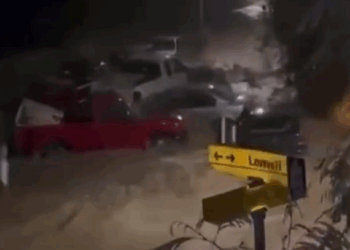 VEHÍCULOS ARRASTRADOS Y UNA PAREJA Y UN POLICÍA RESCATADOS, ES EL SALDO DE LAS LLUVIAS TORRENCIALES EN SANTIAGO Y MONTERREY