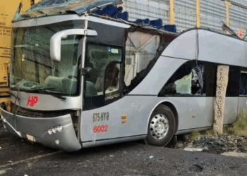 TRAGEDIA EN ATLACOMULCO: CHOFER DE AUTOBÚS INTENTA GANARLE EL PASO AL TREN; HAY AL MENOS 8 MUERTOS Y DECENAS DE HERIDOS.