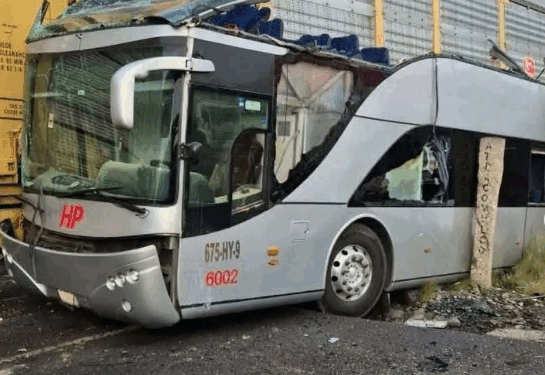 TRAGEDIA EN ATLACOMULCO: CHOFER DE AUTOBÚS INTENTA GANARLE EL PASO AL TREN; HAY AL MENOS 8 MUERTOS Y DECENAS DE HERIDOS. 1 TRAGEDIA EN ATLACOMULCO: CHOFER DE AUTOBÚS INTENTA GANARLE EL PASO AL TREN; HAY AL MENOS 8 MUERTOS Y DECENAS DE HERIDOS.