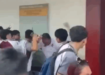 GOLPEAN ALUMNOS A MAESTRO POR PRESUNTO ACOSO SEXUAL A ALUMNAS