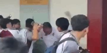 GOLPEAN ALUMNOS A MAESTRO POR PRESUNTO ACOSO SEXUAL A ALUMNAS 7 GOLPEAN ALUMNOS A MAESTRO POR PRESUNTO ACOSO SEXUAL A ALUMNAS