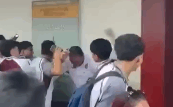 GOLPEAN ALUMNOS A MAESTRO POR PRESUNTO ACOSO SEXUAL A ALUMNAS 1 GOLPEAN ALUMNOS A MAESTRO POR PRESUNTO ACOSO SEXUAL A ALUMNAS