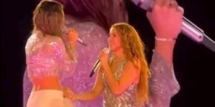 SHAKIRA Y BELINDA COMPARTEN ESCENARIO EN EMOTIVO DUETO EN LA CDMX