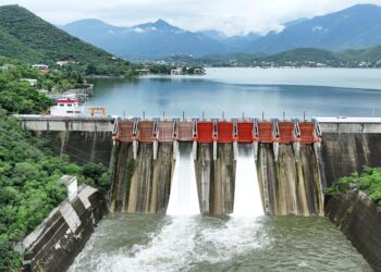 ABREN COMPUERTAS DE PRESA DE LA BOCA; SUPERVISA SAMUEL DESFOGUE TRAS SUPERAR 100% DE LLENADO.