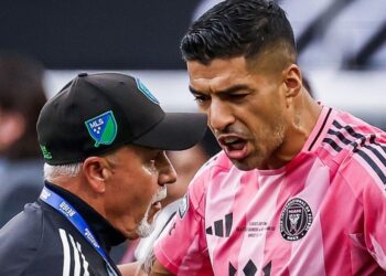 MLS SUSPENDE A LUIS SUÁREZ TRAS ESCUPIR A MIEMBRO DE SEATTLE SOUNDERS