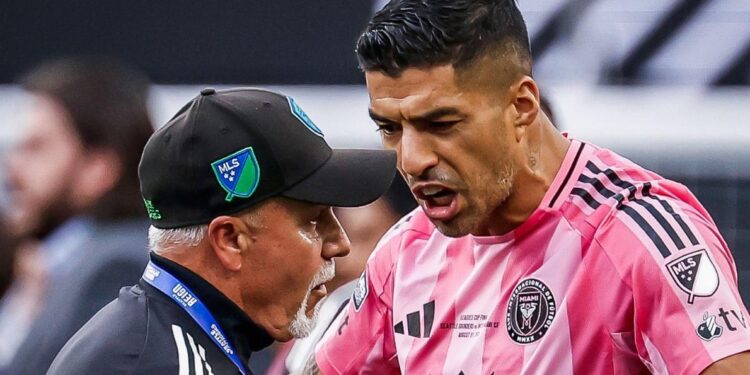 MLS SUSPENDE A LUIS SUÁREZ TRAS ESCUPIR A MIEMBRO DE SEATTLE SOUNDERS 1 MLS SUSPENDE A LUIS SUÁREZ TRAS ESCUPIR A MIEMBRO DE SEATTLE SOUNDERS