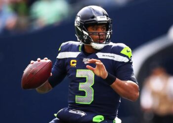 RUSSELL WILSON SE MANTIENE COMO TITULAR DE NEW YORK GIANTS ANTE DALLAS COWBOYS